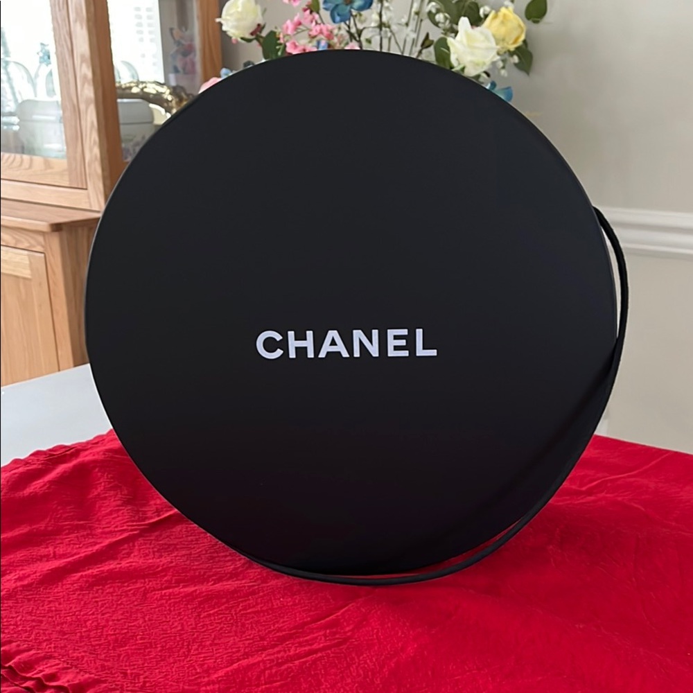CHANEL Sleek Black Hat Box